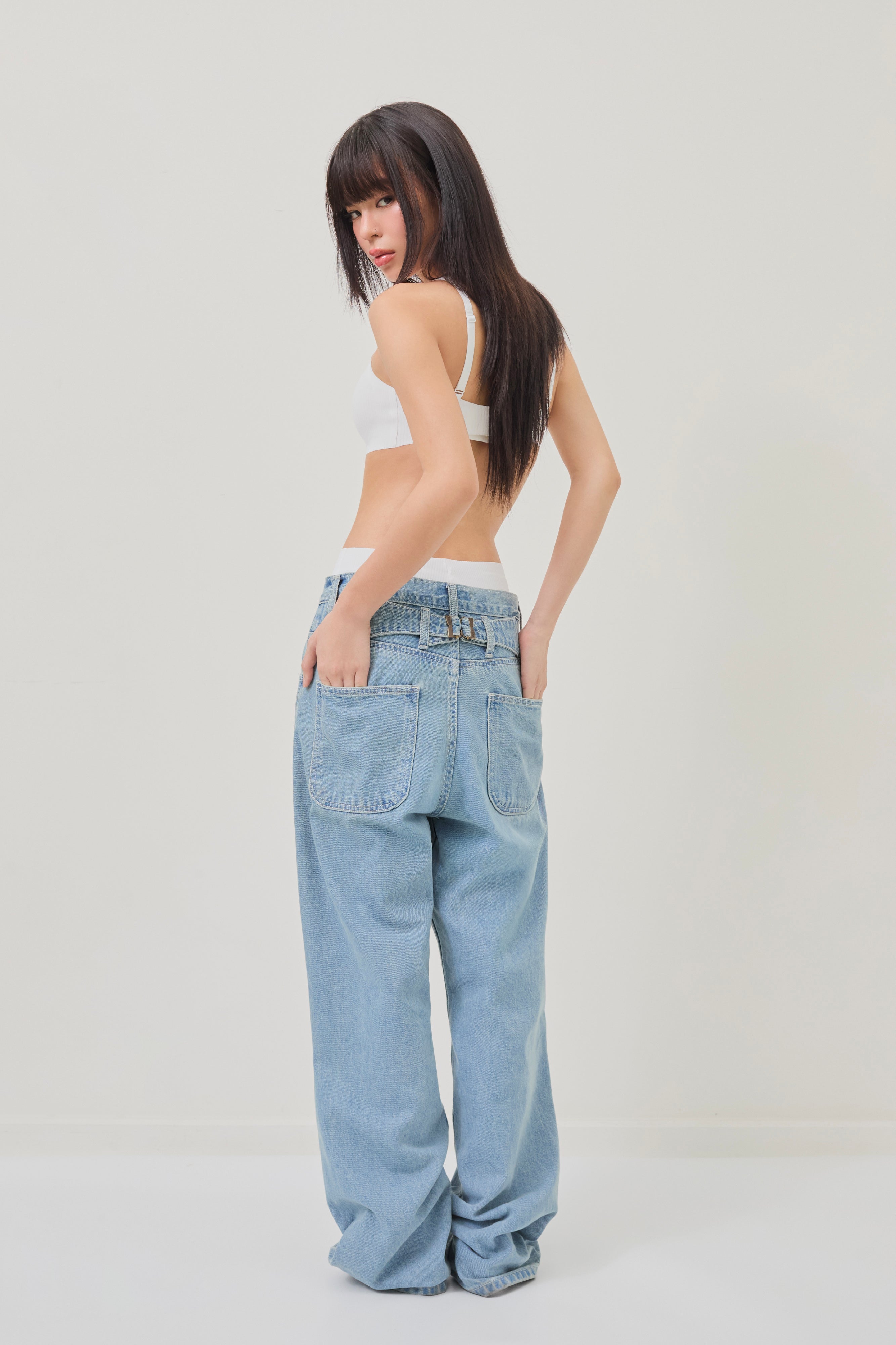 LOW-WAIST BUCKLE JEANS - WASHED BLUE
