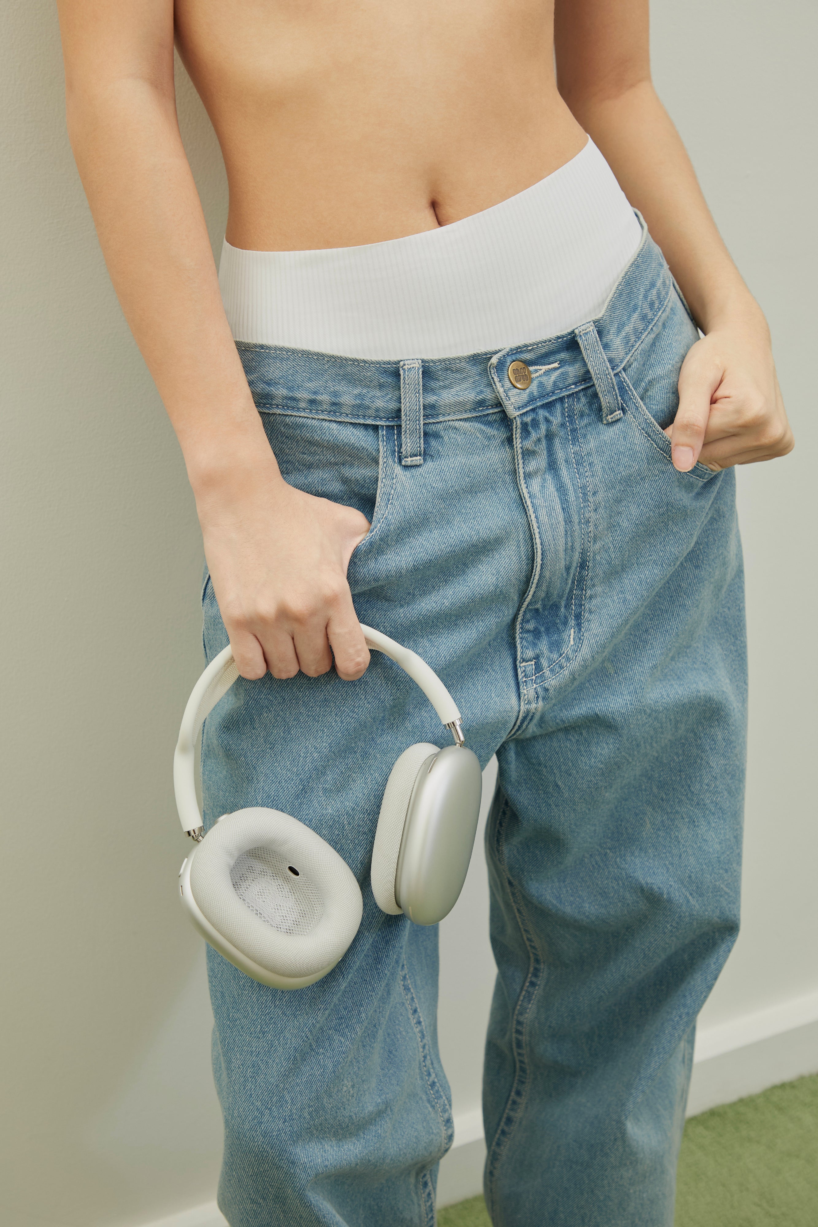 LOW-WAIST BUCKLE JEANS - WASHED BLUE