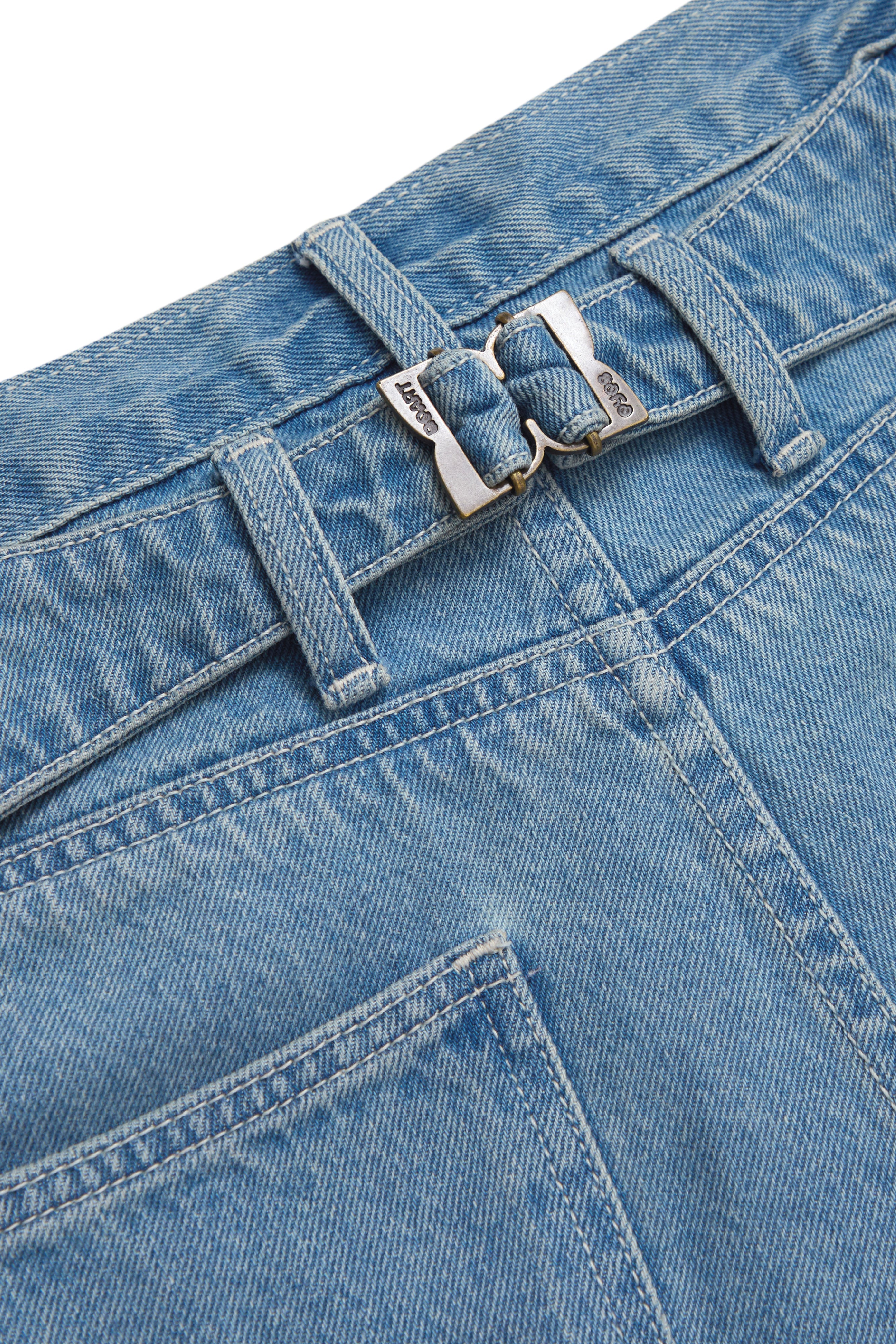 LOW-WAIST BUCKLE JEANS - WASHED BLUE