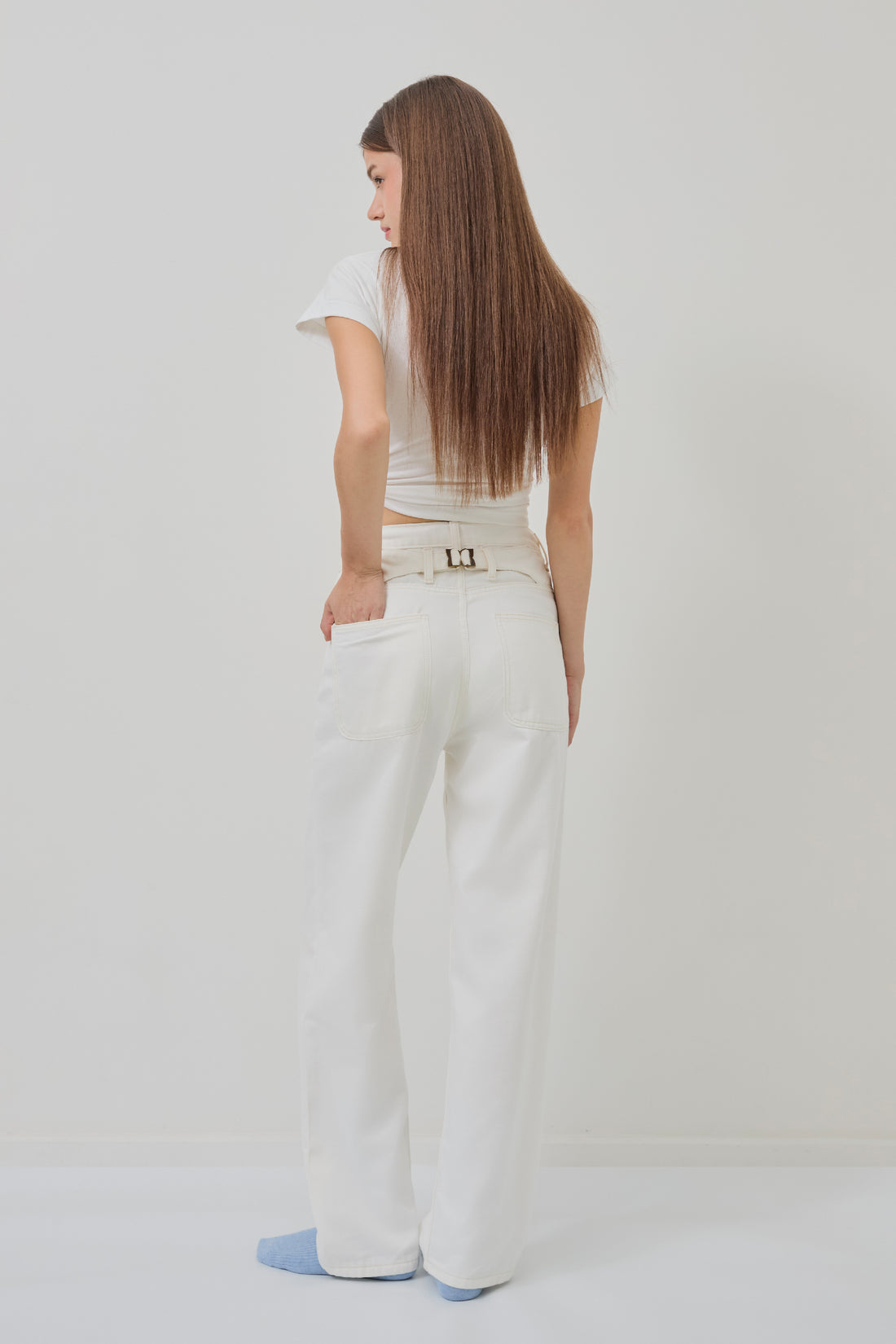 LOW-WAIST BUCKLE JEANS - OFF WHITE